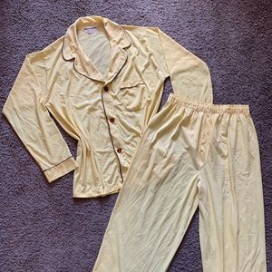 Vintage 1960s 60s yellow mens nylon pajamas